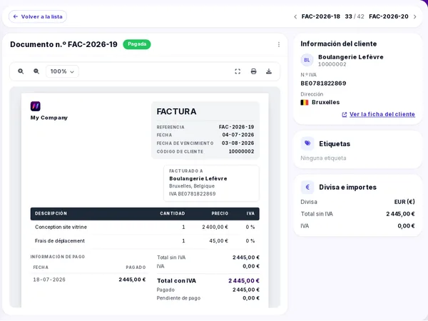 Una factura abierta en Novadesko, con su vista previa en PDF, sus importes y la ficha del cliente